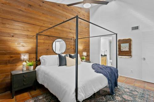 克利尔沃特BRAND NEW, Water Views, 2 BD Condo的一间卧室设有一张带木墙的大床
