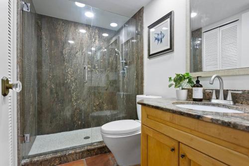 克利尔沃特BRAND NEW, Water Views, 2 BD Condo的带淋浴、卫生间和盥洗盆的浴室