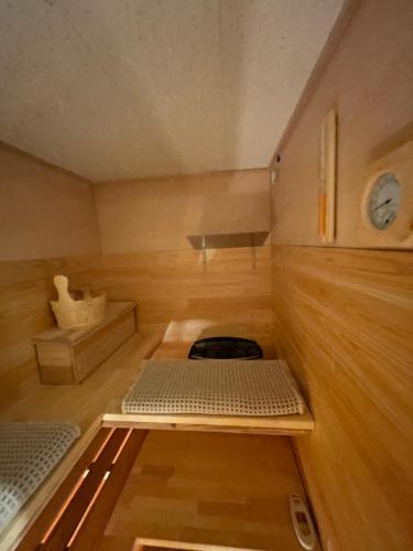 雾岛市Boss'sHouse犬ok天然温泉あり的小房间设有两张床