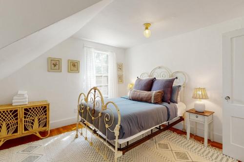 蒙彼利埃The Farmhouse B&B的一间卧室设有一张床和一个窗口