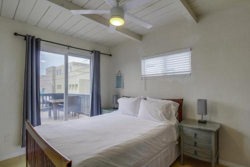 圣地亚哥OceanCatcher - newly remodeled 3 bedroom retreat with ocean view in the heart of Mission Beach, sleeps 10的一间卧室设有一张床和一个大窗户