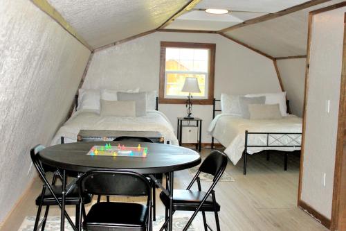 QuitmanLake Fork Fishing Getaway的一间设有两张床和一张桌子及椅子的房间