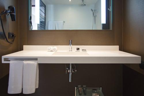 巴拿马城巴拿马城万豪AC酒店的浴室设有白色水槽和镜子