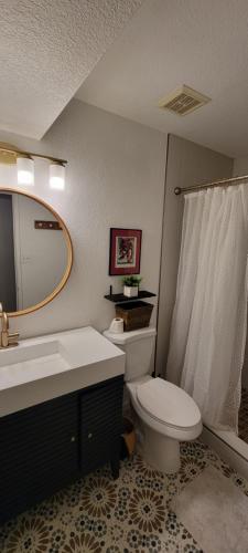优马Casa Sunrise, Large Home, Minutes from Airport, YRMC, Mexico Borders的一间带卫生间、水槽和镜子的浴室