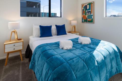 基督城Avon Haven City Escape - 1 bed 1 bath的一间卧室配有蓝色大床和蓝色枕头