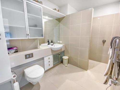 皮克顿Oxley's Waterfront Apartment的白色的浴室设有卫生间和水槽。