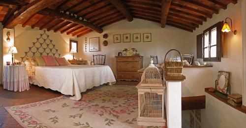 帕拉伊阿Podere Le Murella的一间卧室设有一张床和木制天花板