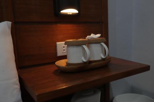 长滩岛Cerca Hotel的一间旅馆房间桌子上的两个咖啡杯
