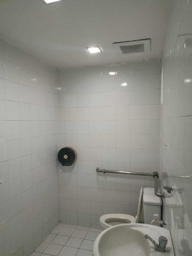 曼达维市WJV INN BASAK MANDAUE BRANCH的白色的浴室设有卫生间和水槽。