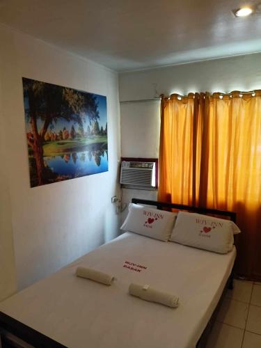 曼达维市WJV INN BASAK MANDAUE BRANCH的一间卧室配有一张带两个枕头的床