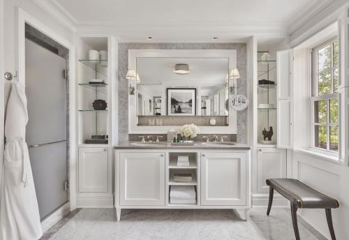 华盛顿华盛顿瑰丽酒店的白色的浴室设有水槽和镜子