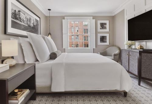 华盛顿华盛顿瑰丽酒店的白色的卧室设有一张白色大床和一个窗户。