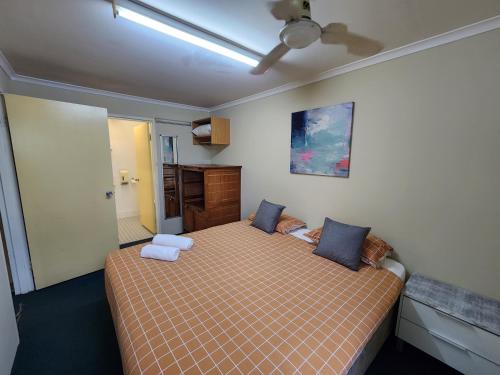 珀斯珀斯城市公寓酒店 的一间卧室配有一张床和吊扇