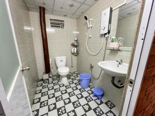 Tây NinhVong Nguyet Homestay - Entire Bungalow 36m2的浴室铺有黑白瓷砖地板。