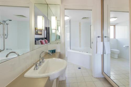 科夫斯港Club Wyndham Coffs Harbour Terraces的白色的浴室设有水槽和淋浴。