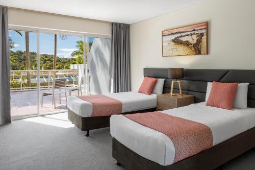 科夫斯港Club Wyndham Coffs Harbour Terraces的酒店客房设有两张床和一个阳台。