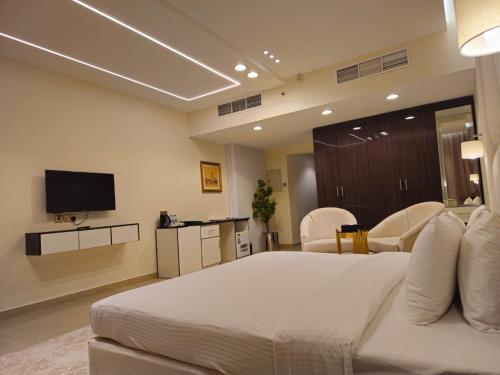 富查伊拉Clifton International Hotel的一间酒店客房,配有一张床和一台电视
