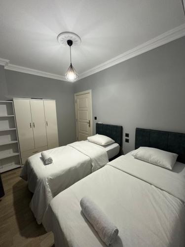 安塔利亚Tas Homes Antalya的一间卧室配有两张床和灯具