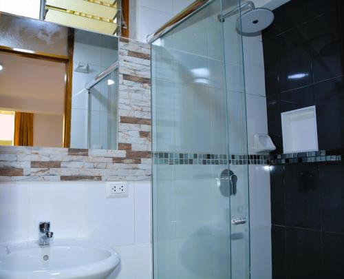 皮萨克Hotel Inka Pisac的一间带玻璃淋浴和水槽的浴室