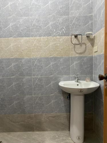 BacongThe Grey House的一间带水槽和瓷砖墙的浴室