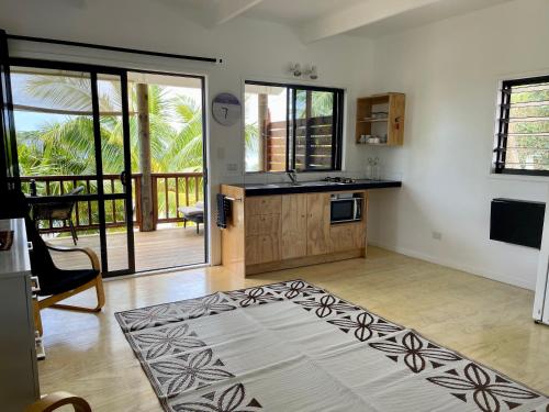 阿罗朗吉Rarotonga Villas Absolute Beachfront的厨房配有水槽和台面