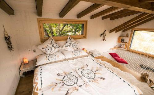 VilleretTiny de l'Aigle的房屋内一间卧室,配有一张大床