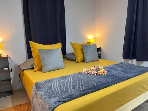 波拉波拉Elisabeth Lodge Vairupe的黄色的床,黄色枕头和鲜花