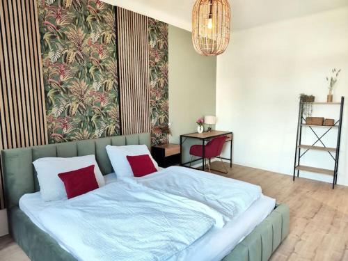 德累斯顿tealounge 2 Raum + Küche的一间卧室配有一张大床和两个红色枕头