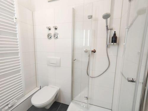 德累斯顿tealounge 2 Raum + Küche的带淋浴和卫生间的白色浴室