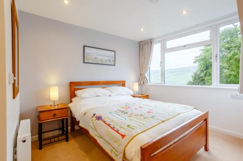 德拉姆纳德罗希特Urquhart Bay B&B的一间卧室设有一张大床和一个窗户。
