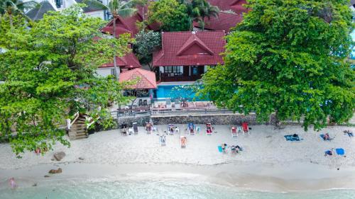 查汶Bhundhari Chaweng Beach Resort Koh Samui - SHA Plus的一群人,在海滩上,在大楼前