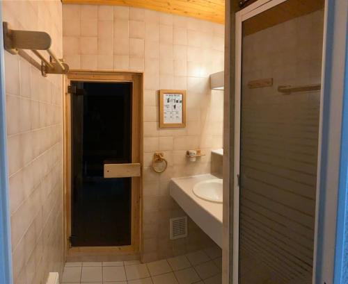 谷雪维尔Résidence Saboia A29 Clés Blanches Courchevel的一间带水槽、卫生间和淋浴的浴室