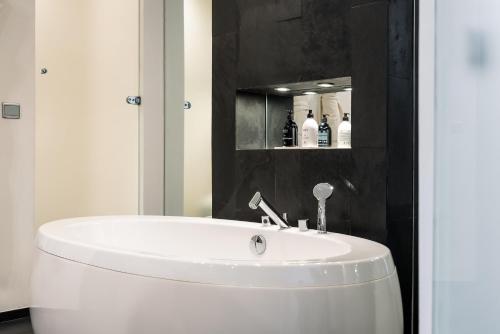 巴黎1K Paris的浴室设有白色水槽和镜子