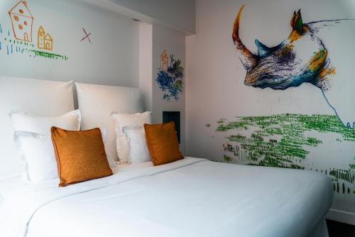 巴黎1K Paris的卧室配有白色的床和一幅牛油画