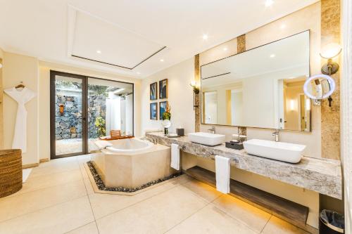 弗利康弗拉克马拉迪瓦别墅度假酒店及Spa的一间带两个盥洗盆和大镜子的浴室