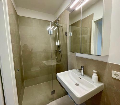 汉堡Condo Apartments Hamburg的一间带水槽和淋浴的浴室