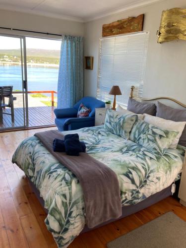 威特桑德Waterford Holiday Home的一间卧室配有一张床,享有海景