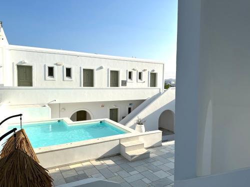 安迪帕罗斯岛阿特米斯酒店的一座房子后院的游泳池