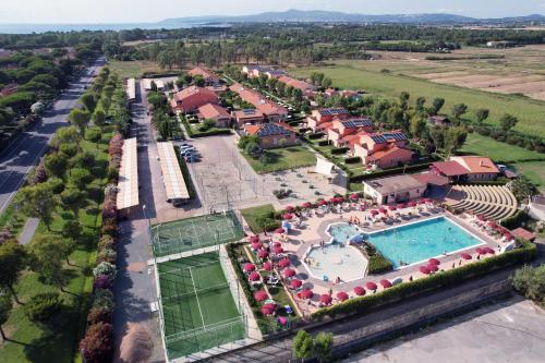 瓦达罗莎二十酒店的享有带游泳池的度假村的空中景致