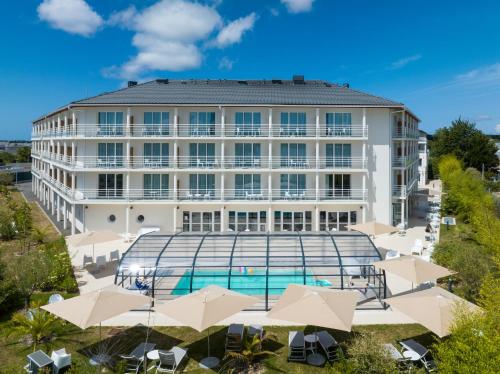 拉波勒拉波勒金郁金香酒店 的享有酒店空中景色,设有游泳池和遮阳伞