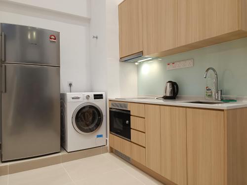 吉隆坡CL 95B Modern studio Infinity Pool KLCC View的厨房配有冰箱、洗衣机和烘干机