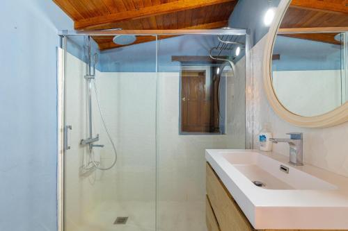 贝加德圣马特奥Lunatika house的一间带水槽和淋浴的浴室