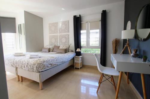 阿尔豪林德拉托里TESS Villa Jocalo的一间卧室配有一张床、一张桌子和一张书桌