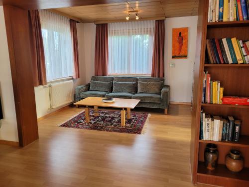 卢斯特瑙Ferienhaus Hämmerle´s的带沙发和咖啡桌的客厅