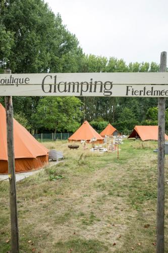 龙塞Fiertelmeers Boutique Glamping的田野里一组帐篷的标志