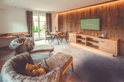上施陶芬Hotel Alpenkönig的客厅配有2张沙发和1台平面电视