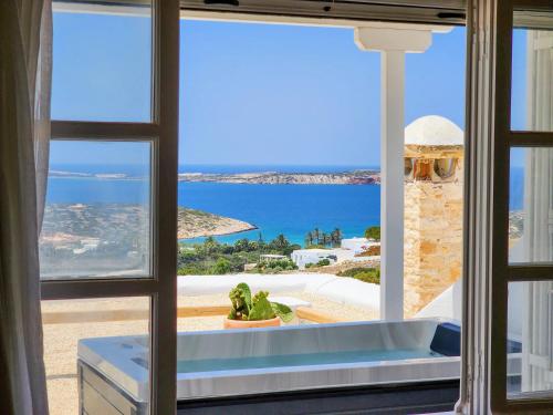 阿吉亚艾里尼帕罗Anthemion Paros - Villas & Suites的客房设有窗户,享有海景。