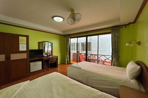 奥南海滩Me Mee Place & Tour Krabi的酒店客房设有两张床和一个阳台。