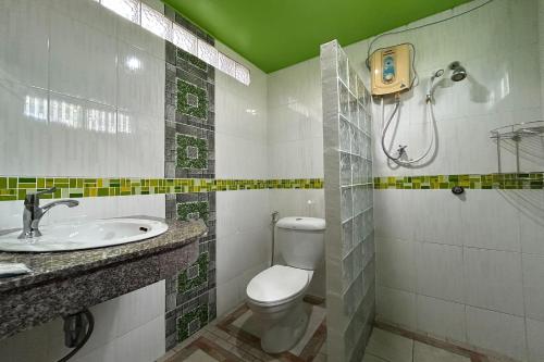 奥南海滩Me Mee Place & Tour Krabi的浴室配有卫生间、盥洗盆和淋浴。