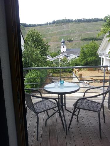布劳讷贝格珠佛全景旅馆的美景阳台配有桌椅